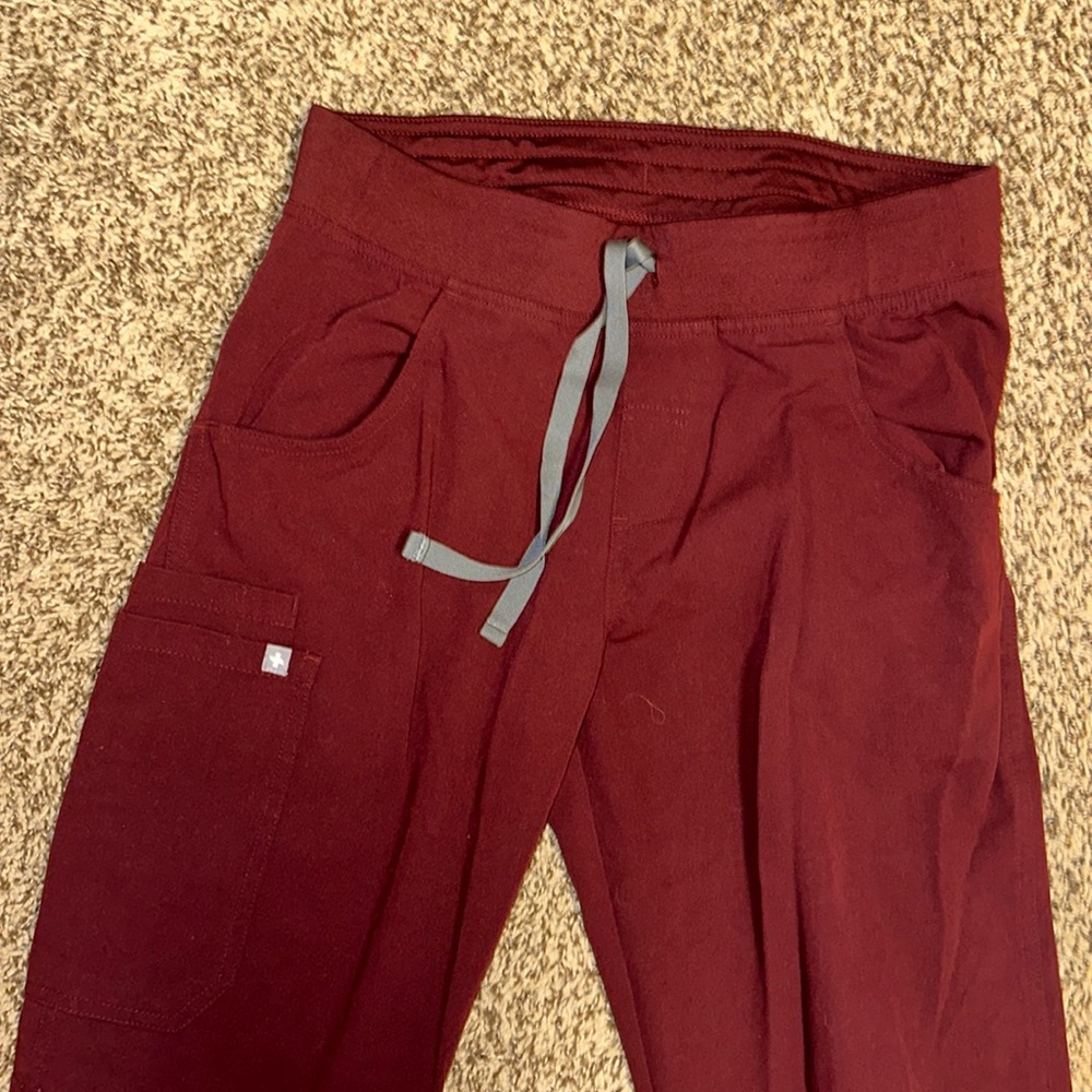 Figs classic fit women’s scrub bottoms size small, maroon
